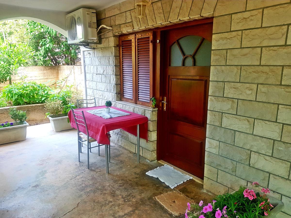 Apartments 1000 Flowers Stari Grad  Exterior foto